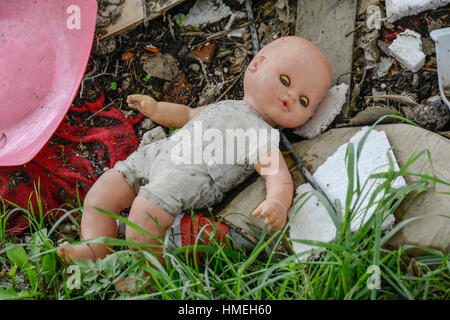 Toy doll est complètement laissé seul parmi les ordures Banque D'Images