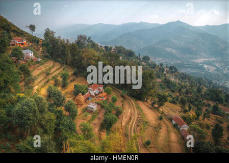 Les champs et les montagnes autour de Pokhara. Himalaya. Le Népal Banque D'Images