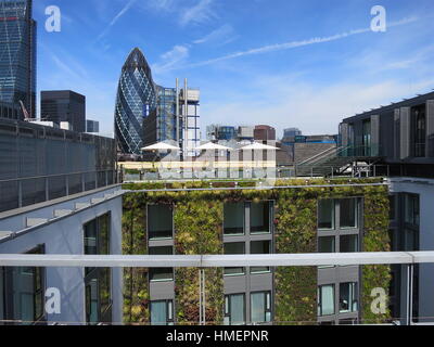 Gratte-ciel dans la ville de Londres par une belle journée ensoleillée, vue de Tower Hill, à Londres. mai 2014 Banque D'Images