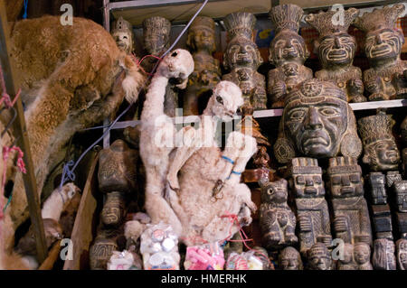 Points à afficher dans un chiflera boutique dans le marché des sorcières de La Paz, pour utilisation dans les sacrifices à la Pachamama, la terre mère divin Banque D'Images