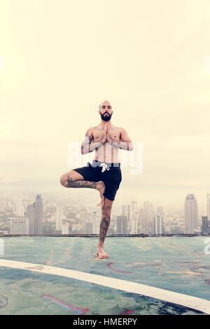 Pratiquer le Yoga Concept sur le toit de l'homme Banque D'Images