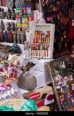 Souvenirs et articles pour la médecine traditionnelle et la sorcellerie en vente Marché des sorcières, Calle de las Brujas, La Paz, Bolivie Banque D'Images