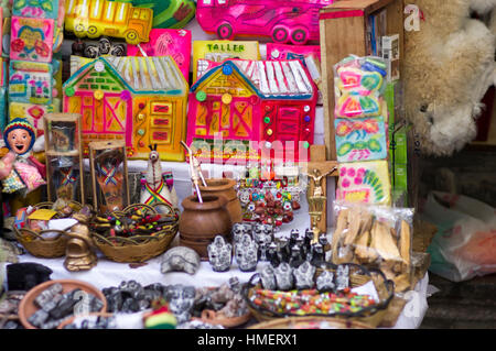 Souvenirs et articles pour la médecine traditionnelle et la sorcellerie en vente Marché des sorcières, Calle de las Brujas, La Paz, Bolivie Banque D'Images