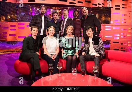 Coude avec Graham Norton et (de gauche à droite avant) Andrew Garfield, Annette Bening, Harriet Harman et Asa Butterfield pendant le tournage de The Graham Norton Show à la London Studios, le sud de Londres, pour être diffusé sur BBC One le vendredi soir. Banque D'Images