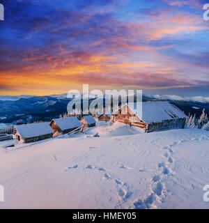 Chalet dans les montagnes enneigées Banque D'Images