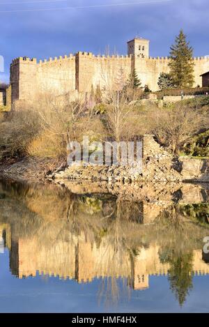 Les murs, l'église et de l'barrage de Buitrago del Lozoya, Madrid, Espagne.