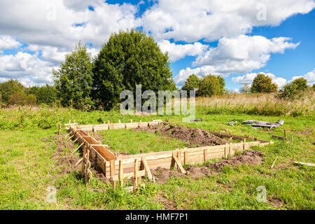 Formes en bois pour la construction d'une nouvelle page d'accueil fondation dans le village de l'été journée ensoleillée Banque D'Images