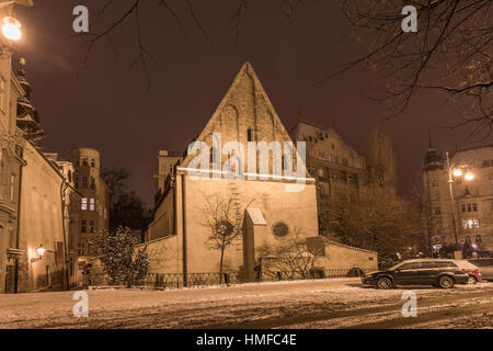 En hiver Vue de nuit sur la Synagogue Vieille-Nouvelle, le Musée juif dans la vieille ville de Prague, Josefov à Prague, République tchèque. Ancien nouvelle synagogue dans le quartier juif. Banque D'Images