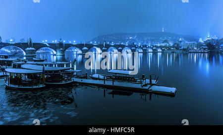 Le pont Charles en hiver matin en bleu pastel, Prague, République tchèque. Le pont Charles dans une belle étreinte de la rivière en hiver, la glace f Banque D'Images