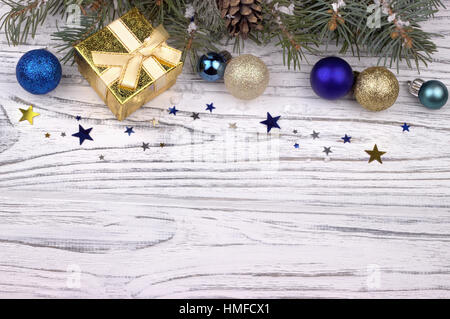 Décoration de Noël avec boules argent et bleu étoile flocons de branches de sapin naturel et les cônes sur fond de bois blanc Banque D'Images