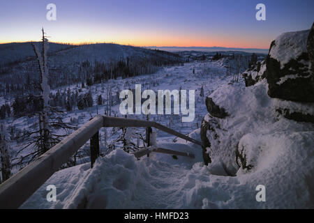 Colorés, frosty matin sur le mont Dreisessel en Allemagne. Dans l'arrière-plan de la ceinture de Vénus Banque D'Images