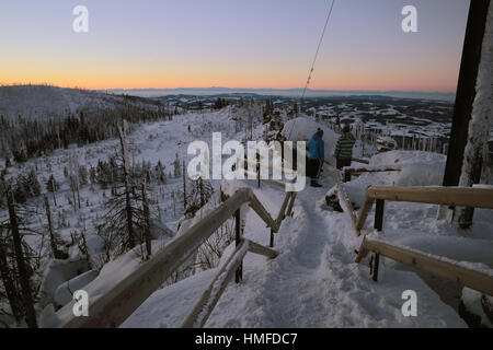 Colorés, frosty matin sur le mont Dreisessel en Allemagne. Dans l'arrière-plan de la ceinture de Vénus. En haut de la tour surplombant la Sumava. Banque D'Images