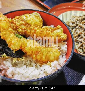 Sur du riz avec crevettes tempura soba japonais Banque D'Images