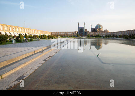 La mosquée shah réfléchissant sur le bassin de Naqsh-e Jahan Square, Isfahan, Iran Banque D'Images