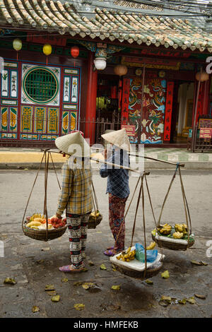 Vendeurs de l'avant du Temple de Quan Cong, Hoi An, Vietnam Banque D'Images