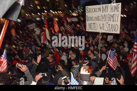 New York City, USA. 2e Février, 2017. Plusieurs milliers de bodega yéménite propriétaires et leurs partisans se sont réunis à la Brooklyn Borough Hall après la fermeture de leurs magasins au début de protestation du Président exécutif du Trump ordonnance interdisant l'immigration de plusieurs pays à majorité musulmane, y compris le Yémen. Credit : PACIFIC PRESS/Alamy Live News Banque D'Images