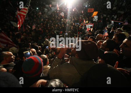 New York City, USA. 2e Février, 2017. Plusieurs milliers de bodega yéménite propriétaires et leurs partisans se sont réunis à la Brooklyn Borough Hall après la fermeture de leurs magasins au début de protestation du Président exécutif du Trump ordonnance interdisant l'immigration de plusieurs pays à majorité musulmane, y compris le Yémen. Credit : PACIFIC PRESS/Alamy Live News Banque D'Images