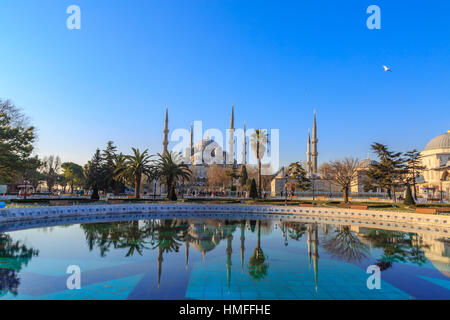 Mosquée bleue avec réflexion sur la fontaine de la place Sultanahmet. Banque D'Images