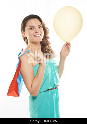 Smiling girl avec panier et ballon isolated on white Banque D'Images