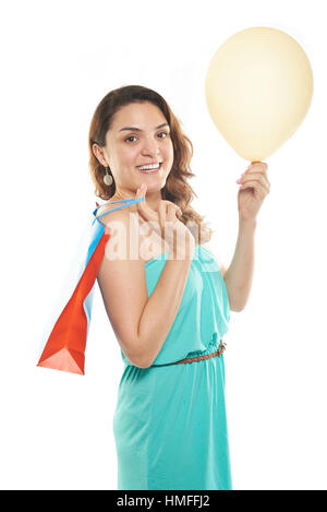 Happy girl avec panier et ballon jaune Banque D'Images