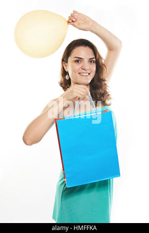 Sourire fille avec sac cadeau papier isolated on white Banque D'Images