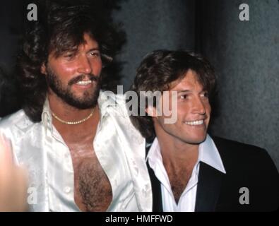 BARRY GIBB (BEE GEES ) avec son frère Andy Gibb Grammy Awards New York MARS 1981 toutes les utilisations de Crédit Banque D'Images