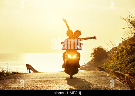 Heureux couple moto voyage sea road Banque D'Images