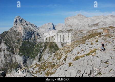 Un homme portant un chapeau de paille donne sur le parc national Picos de Europa dans le Nord de l'Espagne. Banque D'Images