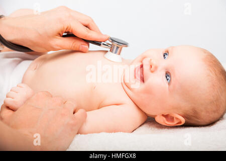 Close-up shot de pédiatre examine trois mois bébé fille. Médecin à l'aide d'un stéthoscope pour écouter de la poitrine du bébé Banque D'Images