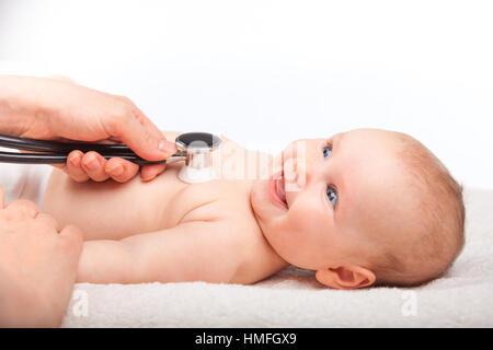 Close-up shot de pédiatre examine trois mois bébé fille. Médecin à l'aide d'un stéthoscope pour écouter de la poitrine du bébé contrôle du rythme cardiaque Banque D'Images