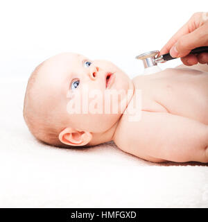 Close-up shot de pédiatre examine trois mois bébé fille. Médecin à l'aide d'un stéthoscope pour écouter de la poitrine du bébé contrôle du rythme cardiaque. Enfant à la Banque D'Images