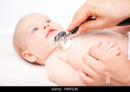 Close-up shot de pédiatre examine trois mois bébé fille. Médecin à l'aide d'un stéthoscope pour écouter de la poitrine du bébé Banque D'Images