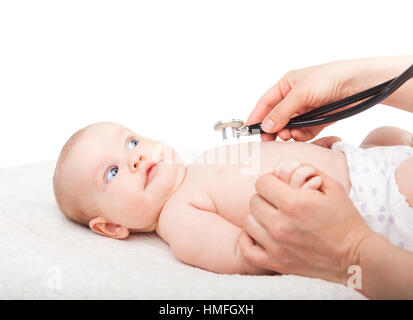 Le pédiatre examine trois mois bébé fille. Médecin à l'aide d'un stéthoscope pour écouter de la poitrine du bébé contrôle du rythme cardiaque. Enfant est à la hâte à un Banque D'Images