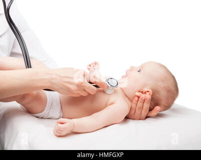 Close-up shot de pédiatre examine trois mois bébé fille. Médecin à l'aide d'un stéthoscope pour écouter de la poitrine du bébé contrôle du rythme cardiaque Banque D'Images