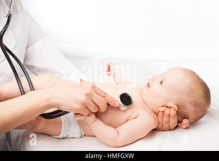 Close-up shot de pédiatre examine trois mois bébé fille. Médecin à l'aide d'un stéthoscope pour écouter de la poitrine du bébé contrôle du rythme cardiaque Banque D'Images