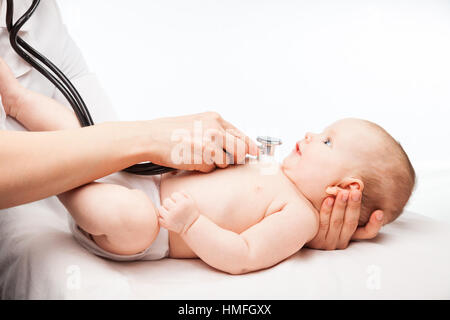 Close-up shot de pédiatre examine trois mois bébé fille. Médecin à l'aide d'un stéthoscope pour écouter de la poitrine du bébé contrôle du rythme cardiaque Banque D'Images