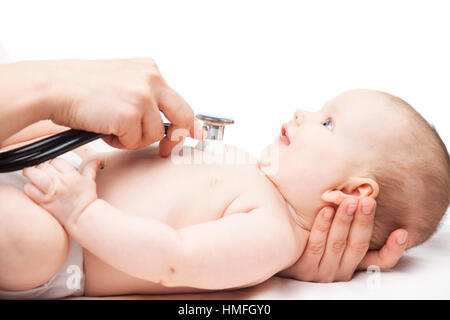 Close-up shot de pédiatre examine trois mois bébé fille. Médecin à l'aide d'un stéthoscope pour écouter de la poitrine du bébé contrôle du rythme cardiaque Banque D'Images