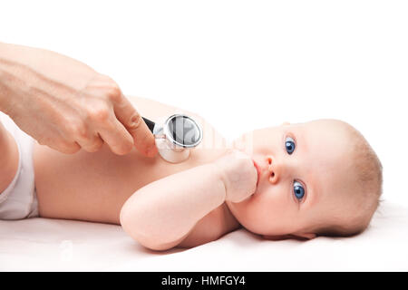 Close-up shot de pédiatre examine trois mois bébé fille. Médecin à l'aide d'un stéthoscope pour écouter de la poitrine du bébé contrôle du rythme cardiaque. Enfant est looki Banque D'Images