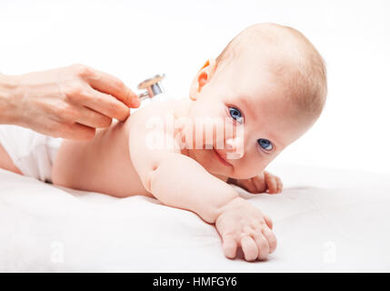 Close-up shot de pédiatre examine trois mois bébé fille. Médecin à l'aide d'un stéthoscope pour écouter de dos du bébé contrôle du rythme cardiaque. Enfant est lookin Banque D'Images