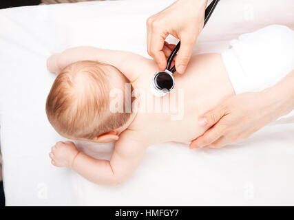 Le Pédiatre Examine Le Bébé à L'aide Du Stéthoscope Pour écouter