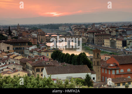 Vue sur le fleuve Arno et le Ponte Vecchio au coucher du soleil à partir de la Piazzale Michelangelo, Florence, Toscane, Italie Banque D'Images