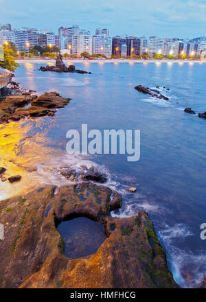 Crépuscule vue vers Plage d'Icarai avec toits de Niteroi, Niteroi, Rio de Janeiro, Brésil, Amérique du Sud Banque D'Images