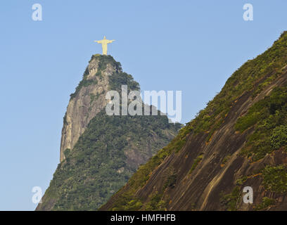 Statue du Christ Rédempteur au sommet du Corcovado vue de Santa Marta, Rio de Janeiro, Brésil, Amérique du Sud Banque D'Images