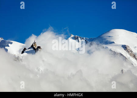 Le Mont Blanc, 4810m, et l'Aiguille du Midi, Chamonix, Haute Savoie, Rhone Alpes, Alpes, France Banque D'Images