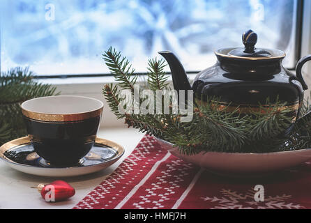 Ensemble de tasse de porcelaine décorative, assiettes, théière avec motif bleu et or dans le style de noël avec du thé. Photo alimentaire, concept de Noël Banque D'Images