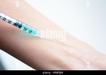 Close-up d'un bras humain obtenir une injection Banque D'Images