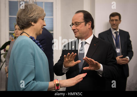 Premier ministre Theresa peut s'entretient avec le président français François Hollande au Palais du Grand Maître à La Valette, Malte, au cours d'un sommet informel. Banque D'Images