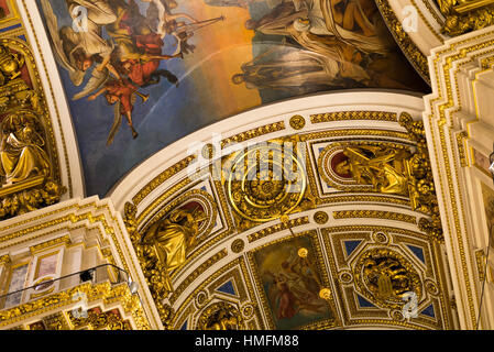 SAINT PETERSBURG, Russie - le 10 septembre 2013. À l'intérieur de la Cathédrale Saint Isaac absolument décorées de peintures et de bas-reliefs , la Russie. Banque D'Images