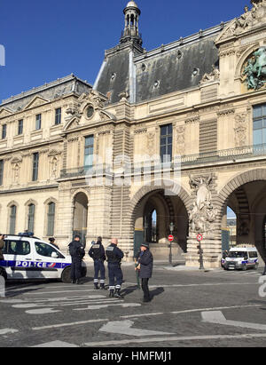 La police française près du Musée du Louvre à Paris où un soldat français a tiré et grièvement blessé un homme dans un quartier commerçant sous le musée après avoir essayé de les attaquer et a crié « Allahu akbar », ont déclaré les responsables. Banque D'Images