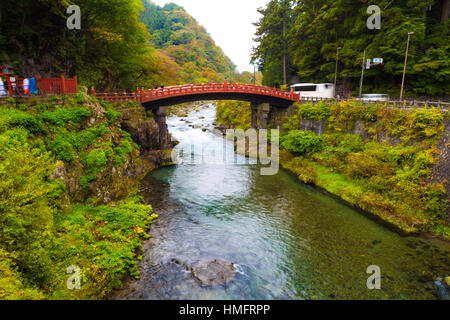 Le pont sacré Shinkyo rouge en automne, la principale façon de le Futarasan Shrine à Nikko, Japon Banque D'Images